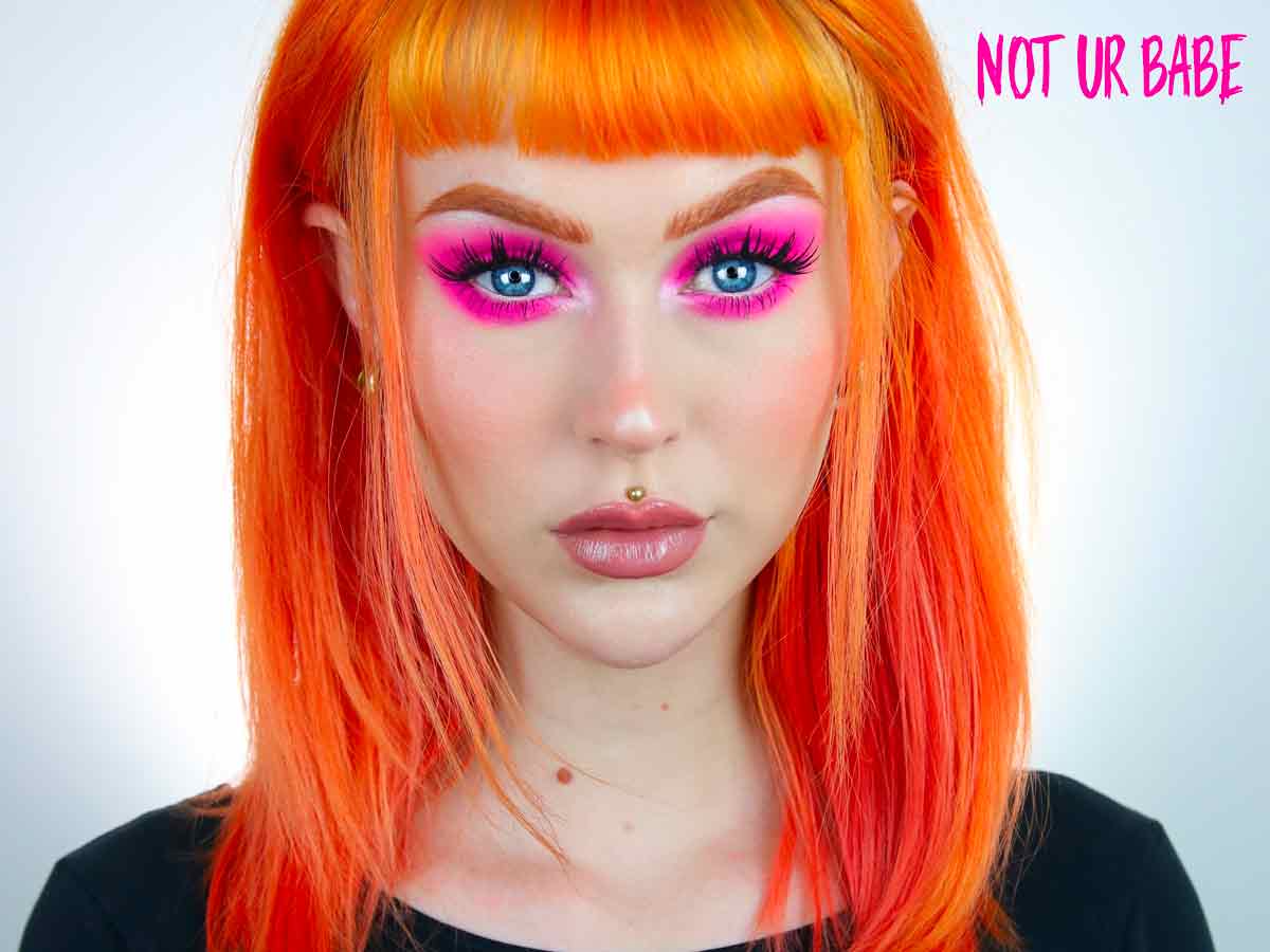 applicazione ombretto fucsia fluo