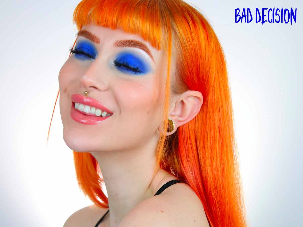 applicazione ombretto blu elettrico